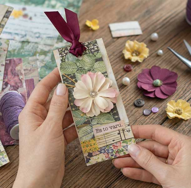 kartiņas izgatavošana skrapbukinga tehnikā Roku darbs – kartiņa ar ziedu elementu un teksturētu fona apdari